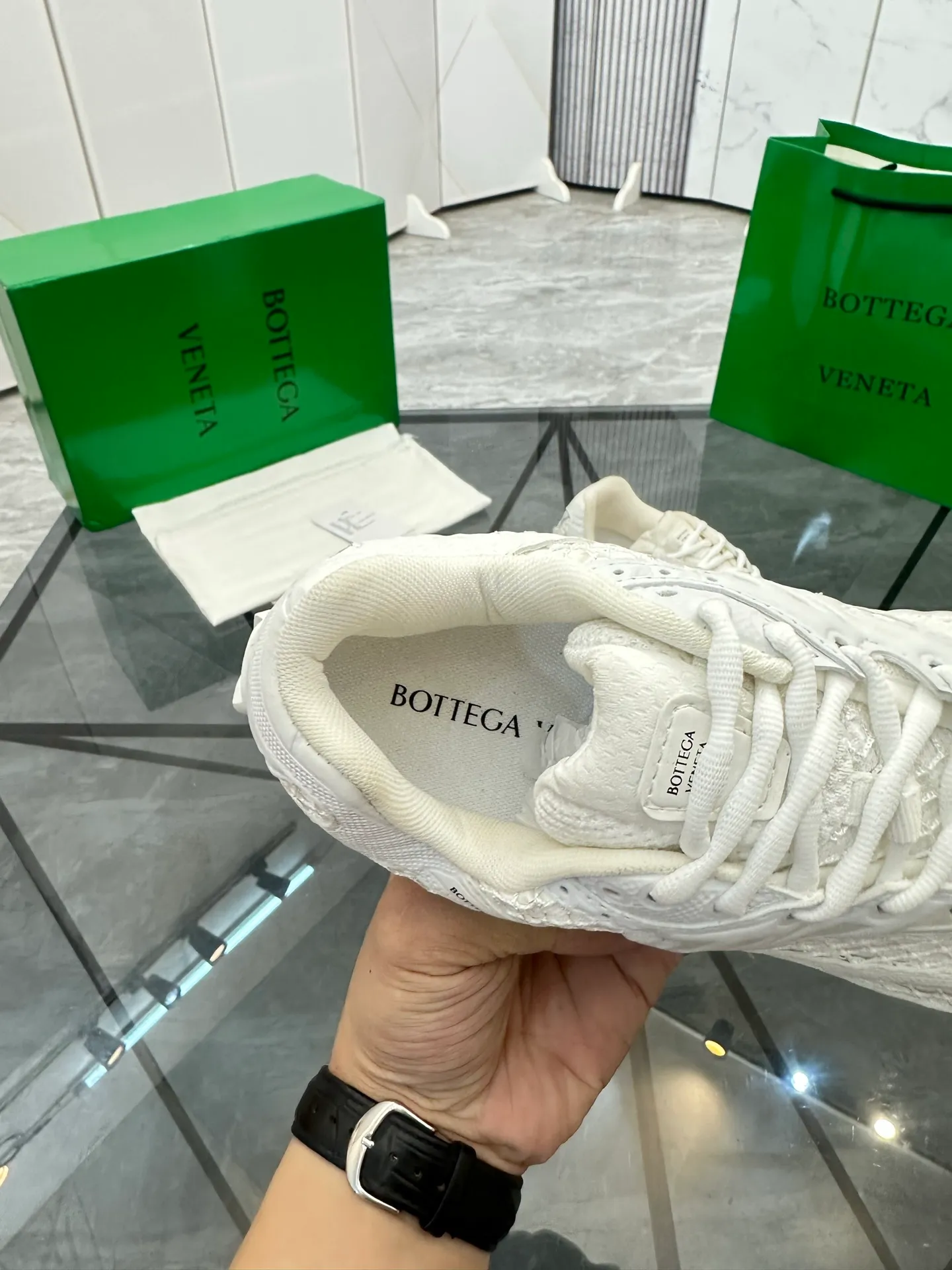 Factory men's shoes 💰: 620💰 (top version) BV Orbit sneakers Wang Yibo's same style couple's dad shoes Runner sneakers, made of lightweight technical mesh fabric. Matched with geometric pattern designed rubber outsole Wang Zha series high version Look for the package craftsmanship The actual height is much higher, but the legs are still slim. Very nice and playable and durable Matching to the standard 💯 Package shoe technology Look for the high version The outsole is made of color-blocked TPU outsole Women's model 35 36 37 38 39 40 41 (40 41 customized) Men's model 38 39 40 41 42 43 44 45. (Customized size 38 45.46) No. H345